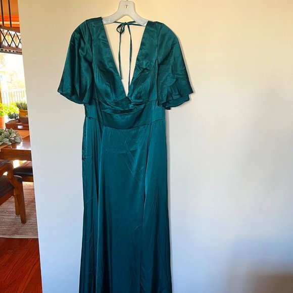 Galina Signature Dresses & Skirts - Never worn emerald green formal gown.